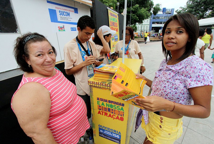 A maioria dos foliões entrevistados pelos agentes da Ouvidoria nos circuitos do Carnaval aprova a organização da festa deste ano; através dos Balcões da Cidadania e equipes volantes espalhados nos circuitos da folia, novidades como o estacionamento da Arena Fonte Nova e bandas de fanfarras são os principais destaques (Foto: Romulo Faro) A maioria dos foliões entrevistados pelos agentes da Ouvidoria nos circuitos do Carnaval aprova a organização da festa deste ano; através dos Balcões da Cidadania e equipes volantes espalhados nos circuitos da folia, novidades como o estacionamento da Arena Fonte Nova e bandas de fanfarras são os principais destaques