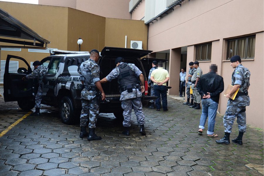 Na Operação Contramão, deflagrada na terça-feira (25) com apoio da Polícia Militar e Detran, Grupo de Atuação Especial de Combate ao Crime Organizado (Gaeco) e o Centro de Segurança Institucional e Inteligência cumpriram 18 dos 22 mandados de prisão provisória nos municípios de Goiânia, Anápolis, Senador Canedo, Trindade e Abadia de Goiás; para burlar exame, candidatos pagavam entre R% 500 e R$ 4 mil; balanço ainda é parcial; documentos fraudulentos serão suspensos imediatamente e depois cancelados (Foto: Realle Palazzo-Martini) Na Operação Contramão, deflagrada na terça-feira (25) com apoio da Polícia Militar e Detran, Grupo de Atuação Especial de Combate ao Crime Organizado (Gaeco) e o Centro de Segurança Institucional e Inteligência cumpriram 18 dos 22 mandados de prisão provisória nos municípios de Goiânia, Anápolis, Senador Canedo, Trindade e Abadia de Goiás; para burlar exame, candidatos pagavam entre R% 500 e R$ 4 mil; balanço ainda é parcial; documentos fraudulentos serão suspensos imediatamente e depois cancelados