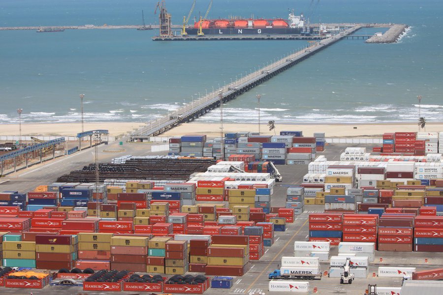 Os recursos serão investidos no projeto de expansão do Porto de Pecém, em São Gonçalo do Amarante (CE); com a aprovação do financiamento, o banco atinge 90% de participação no empreendimento, orçado em R$ 700,5 milhões; a verba liberada corresponde à segunda etapa de ampliação do porto e, segundo o BNDES, os investimentos aplicados no Completo Portuário e Industrial do Pecém totalizam R$ 1,1 bilhão (Foto: Sheila Lopes) Os recursos serão investidos no projeto de expansão do Porto de Pecém, em São Gonçalo do Amarante (CE); com a aprovação do financiamento, o banco atinge 90% de participação no empreendimento, orçado em R$ 700,5 milhões; a verba liberada corresponde à segunda etapa de ampliação do porto e, segundo o BNDES, os investimentos aplicados no Completo Portuário e Industrial do Pecém totalizam R$ 1,1 bilhão
