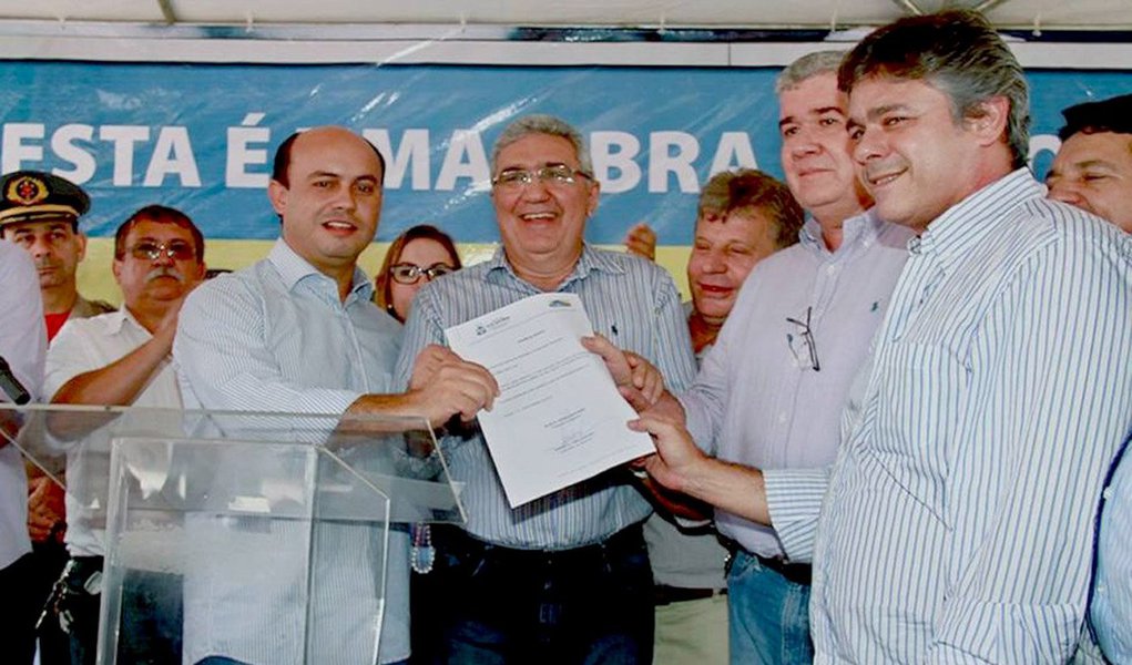O prefeito Laurez Moreira (PSB) destacou a ação do governo do Estado para o desenvolvimento do município; “Comemoramos essa parceria tão importante e esperada pela população. O governo do Estado está provando que se preocupa com a nossa Gurupi”, declarou; por meio do programa Pró-Município, vão ser recuperados cerca 5 milhões de m² de asfalto em ruas e avenidas de 137 municípios do Estado, com investimento de cerca de R$ 78 milhões e a geração de mais de três mil empregos diretos (Foto: Aquiles Lins) O prefeito Laurez Moreira (PSB) destacou a ação do governo do Estado para o desenvolvimento do município; “Comemoramos essa parceria tão importante e esperada pela população. O governo do Estado está provando que se preocupa com a nossa Gurupi”, declarou; por meio do programa Pró-Município, vão ser recuperados cerca 5 milhões de m² de asfalto em ruas e avenidas de 137 municípios do Estado, com investimento de cerca de R$ 78 milhões e a geração de mais de três mil empregos diretos