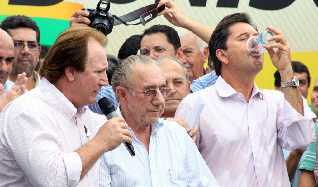 Para se contrapor às intensas movimentações do ex-prefeito, empresário conclamou tropa em seu escritório político a defender a realização de prévias no partido até o dia 10 de maio; evento, com jeito de comício, teve tenda montada para proteger os convidados do sol, palco para abrigar dezenas de lideranças, transmissão ao vivo pela internet e chegada triunfal de Friboi ao lado de um Maguito Vilela bastante empolgado; nos discursos, o tom era de que o partido precisa deixar de lado as vaidades para não perder de novo; estranhamente, atrás do palco, um banner anunciava: "PMDB unido" (Foto: José Barbacena) Para se contrapor às intensas movimentações do ex-prefeito, empresário conclamou tropa em seu escritório político a defender a realização de prévias no partido até o dia 10 de maio; evento, com jeito de comício, teve tenda montada para proteger os convidados do sol, palco para abrigar dezenas de lideranças, transmissão ao vivo pela internet e chegada triunfal de Friboi ao lado de um Maguito Vilela bastante empolgado; nos discursos, o tom era de que o partido precisa deixar de lado as vaidades para não perder de novo; estranhamente, atrás do palco, um banner anunciava: "PMDB unido"