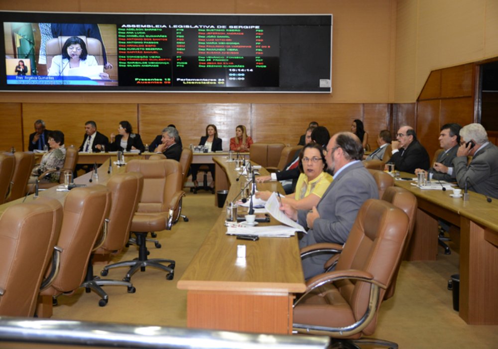 Com a proximidade das férias, deputados aprovaram vários projetos para zerar a pauta do Legislativo; entre as propostas aprovadas estão o reajuste de 7,97% dos professores da rede estadual, o aumento de 6,27% dos do quadro de pessoal dos Serviços Auxiliares do Ministério Público, o reajuste do vencimento básico dos cargos e funções do quadro de pessoal do Poder Judiciário do Estado, em 5% e 6% e o que aumenta os salários dos cargos e funções do quadro de pessoal do TCE de Sergipe, em 6,5% (Foto: Valter Lima) Com a proximidade das férias, deputados aprovaram vários projetos para zerar a pauta do Legislativo; entre as propostas aprovadas estão o reajuste de 7,97% dos professores da rede estadual, o aumento de 6,27% dos do quadro de pessoal dos Serviços Auxiliares do Ministério Público, o reajuste do vencimento básico dos cargos e funções do quadro de pessoal do Poder Judiciário do Estado, em 5% e 6% e o que aumenta os salários dos cargos e funções do quadro de pessoal do TCE de Sergipe, em 6,5%
