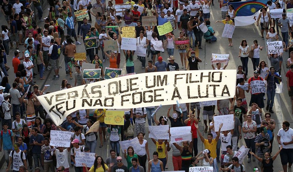 Índice de apoio às manifestações pelo país atingiu nível mais baixo desde os primeiros atos que mobilizaram um milhão de brasileiros às ruas: 42% são contra os protestos – percentual era de 15% em junho do ano passado; em relação aos protestos contra a Copa do Mundo, apenas 32% são a favor, enquanto 63% são contra (Foto: Roberta Namour) Índice de apoio às manifestações pelo país atingiu nível mais baixo desde os primeiros atos que mobilizaram um milhão de brasileiros às ruas: 42% são contra os protestos – percentual era de 15% em junho do ano passado; em relação aos protestos contra a Copa do Mundo, apenas 32% são a favor, enquanto 63% são contra