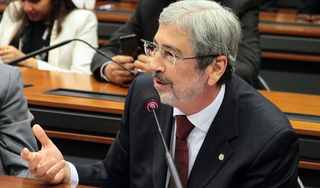 Líder da oposição no Congresso, Antônio Imbassahy foi escolhido para comandar o PSDB na Câmara em 2014 e prometeu "mais empenho" na candidatura de Aécio a presidente da República, quem, segundo ele, é "o único" que pode atender aos anseios populares; "Este é um governo pautado na propaganda e marketing. O Brasil precisa de uma mudança verdadeira. E o partido sob liderança de Aécio vai dar todas as demonstrações de confiança e de que o novo projeto que vamos apresentar vai ao encontro das esperanças da população" (Foto: Romulo Faro) Líder da oposição no Congresso, Antônio Imbassahy foi escolhido para comandar o PSDB na Câmara em 2014 e prometeu "mais empenho" na candidatura de Aécio a presidente da República, quem, segundo ele, é "o único" que pode atender aos anseios populares; "Este é um governo pautado na propaganda e marketing. O Brasil precisa de uma mudança verdadeira. E o partido sob liderança de Aécio vai dar todas as demonstrações de confiança e de que o novo projeto que vamos apresentar vai ao encontro das esperanças da população"