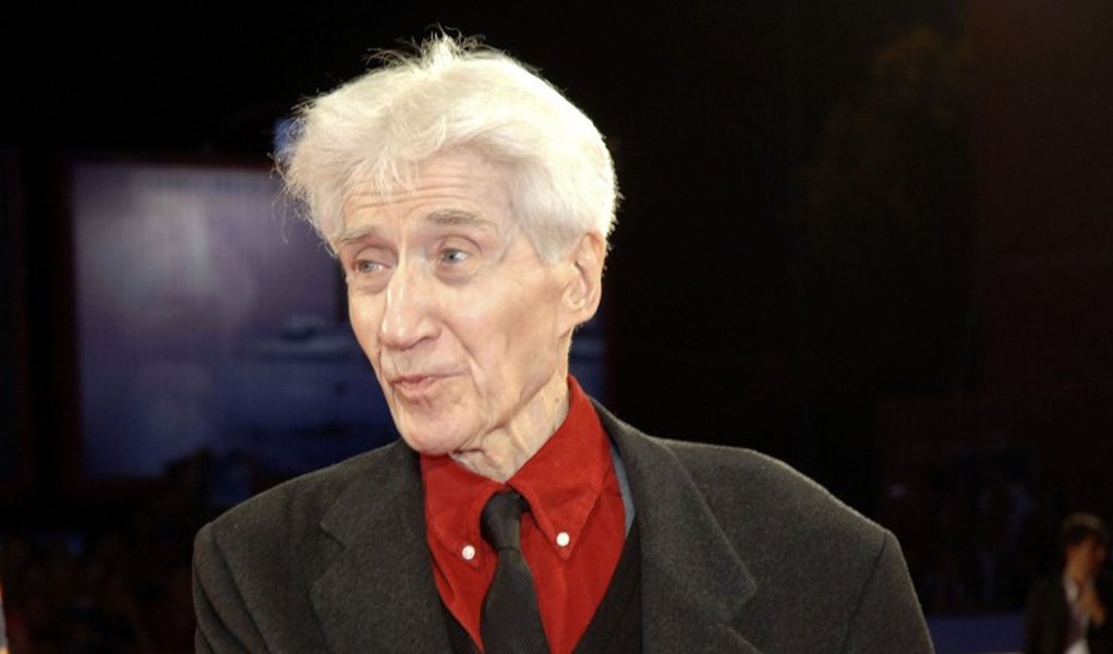 Cineasta tinha 91 anos e foi homenageado na 64ª edição do Festival de Berlim, onde estreou o seu último filme: Amar, Beber e Cantar; Resnais foi um dos expoentes da Nouvelle Vague e também fez história pelos muitos documentários filmados nas décadas de 40 e 40 (Foto: José Barbacena) Cineasta tinha 91 anos e foi homenageado na 64ª edição do Festival de Berlim, onde estreou o seu último filme: Amar, Beber e Cantar; Resnais foi um dos expoentes da Nouvelle Vague e também fez história pelos muitos documentários filmados nas décadas de 40 e 40