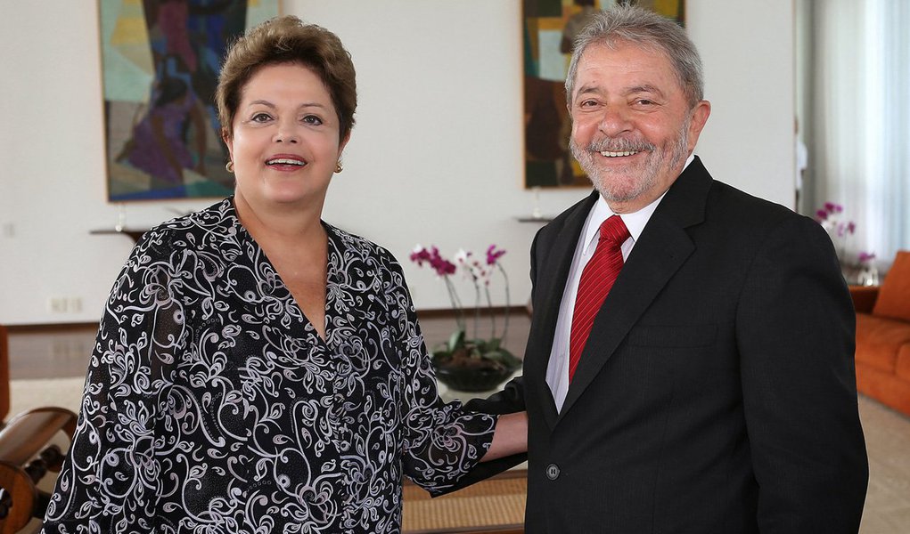 Ex-presidente reaparece com a famosa e velha barba, agora branca, em Brasília; gesto levanta especulações de que ele está sim de olho em participar da eleição de outubro, como candidato a presidente; quem perguntar a ele, porém, terá ainda a mesma resposta dos últimos tempos: 'minha candidata é a Dilminha'; ao lado de Lula, presidente não passou recibo e foi só sorrisos, antes de discutir com o antecessor a reforma ministerial; mas a cada novo centímetro de crescimento da barba, novas conjecturas e intrigas tendem a nascer (Foto: Ana Pupulin) Ex-presidente reaparece com a famosa e velha barba, agora branca, em Brasília; gesto levanta especulações de que ele está sim de olho em participar da eleição de outubro, como candidato a presidente; quem perguntar a ele, porém, terá ainda a mesma resposta dos últimos tempos: 'minha candidata é a Dilminha'; ao lado de Lula, presidente não passou recibo e foi só sorrisos, antes de discutir com o antecessor a reforma ministerial; mas a cada novo centímetro de crescimento da barba, novas conjecturas e intrigas tendem a nascer