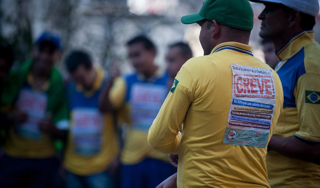 Após uma assembleia que durou quatro horas os funcionários dos Correios no Rio Grande do Sul, decidiram, por unanimidade, encerrar a greve; segundo a direção do Sindicato dos Trabalhadores em Correios e Telégrafos do Rio Grande do Sul (Sintect/RS), a categoria ficará mobilizada até o dia 8 de abril, dia em que ocorre o julgamento de uma ação referente ao plano de saúde dos Correios no TRT, em Brasília (DF) (Foto: Leonardo Lucena) Após uma assembleia que durou quatro horas os funcionários dos Correios no Rio Grande do Sul, decidiram, por unanimidade, encerrar a greve; segundo a direção do Sindicato dos Trabalhadores em Correios e Telégrafos do Rio Grande do Sul (Sintect/RS), a categoria ficará mobilizada até o dia 8 de abril, dia em que ocorre o julgamento de uma ação referente ao plano de saúde dos Correios no TRT, em Brasília (DF)