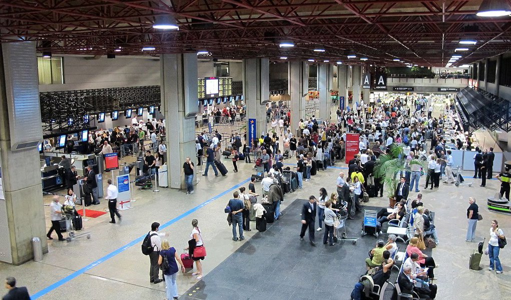 Maior aeroporto do País registra atrasos em 28,1% das 174 partidas programadas para hoje (21); segundo balanço da GRU Airport, concessionária que administra o terminal, 49 voos decolaram com atraso de pelo menos 30 minutos e, até as 12h, três partidas foram canceladas; ontem (20), o aeroporto enfrentou problemas com o grande fluxo e chegou a registrar atrasos em metade das decolagens programadas (Foto: Romulo Faro) Maior aeroporto do País registra atrasos em 28,1% das 174 partidas programadas para hoje (21); segundo balanço da GRU Airport, concessionária que administra o terminal, 49 voos decolaram com atraso de pelo menos 30 minutos e, até as 12h, três partidas foram canceladas; ontem (20), o aeroporto enfrentou problemas com o grande fluxo e chegou a registrar atrasos em metade das decolagens programadas