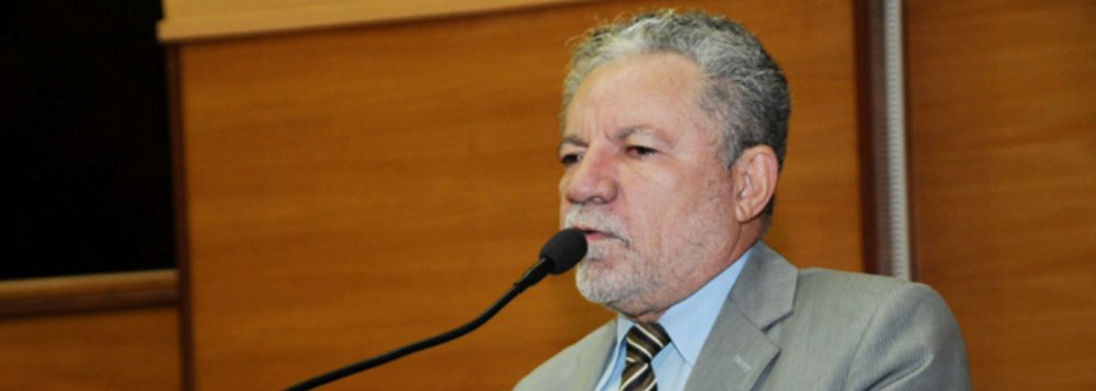 "Todos acompanharam as discussões em relação ao projeto Carnalita e sabem que se trata de um projeto já consensuado entre as partes interessadas. Portanto, apelo para que seja pautado o mais breve possível, porque nenhum passo será dado em relação a esse importante projeto, sem antes haver a autorização da Assembleia Legislativa", disse o deputado Francisco Gualberto (PT); sobre o Pró-redes, ele pediu que fosse discutido e colocado em votação do projeto de empréstimo de R$ 240 milhões junto ao BID: "Não dá para ser a versão 2 do Proinveste. Esse é um projeto de Estado. E o que a oposição desejar fazer em relação ao detalhamento do projeto, nós estamos dispostos a fazer também" (Foto: Valter Lima) "Todos acompanharam as discussões em relação ao projeto Carnalita e sabem que se trata de um projeto já consensuado entre as partes interessadas. Portanto, apelo para que seja pautado o mais breve possível, porque nenhum passo será dado em relação a esse importante projeto, sem antes haver a autorização da Assembleia Legislativa", disse o deputado Francisco Gualberto (PT); sobre o Pró-redes, ele pediu que fosse discutido e colocado em votação do projeto de empréstimo de R$ 240 milhões junto ao BID: "Não dá para ser a versão 2 do Proinveste. Esse é um projeto de Estado. E o que a oposição desejar fazer em relação ao detalhamento do projeto, nós estamos dispostos a fazer também"