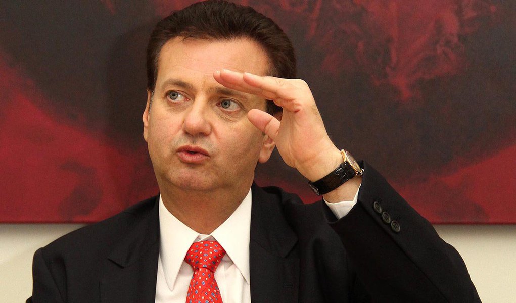 Pré-candidato ao governo de São Paulo na eleição deste ano, Gilberto Kassab diz que a aproximação do seu partido, o PSD, com o PT na esfera nacional se deu de maneira "natural", mas ele frisa que em território paulista, as duas legendas são adversárias; "Aproximação com o PT surgiu naturalmente com a formação do partido por causa da majoritária aproximação que os estados têm com o PT. A maior parte dos dirigentes parlamentares do nosso partido, em 2010, caminhou com a candidatura da presidente Dilma", disse; ele voltou a dizer que governo tucano enfrenta esgotamento no Estado (Foto: Valter Lima) Pré-candidato ao governo de São Paulo na eleição deste ano, Gilberto Kassab diz que a aproximação do seu partido, o PSD, com o PT na esfera nacional se deu de maneira "natural", mas ele frisa que em território paulista, as duas legendas são adversárias; "Aproximação com o PT surgiu naturalmente com a formação do partido por causa da majoritária aproximação que os estados têm com o PT. A maior parte dos dirigentes parlamentares do nosso partido, em 2010, caminhou com a candidatura da presidente Dilma", disse; ele voltou a dizer que governo tucano enfrenta esgotamento no Estado