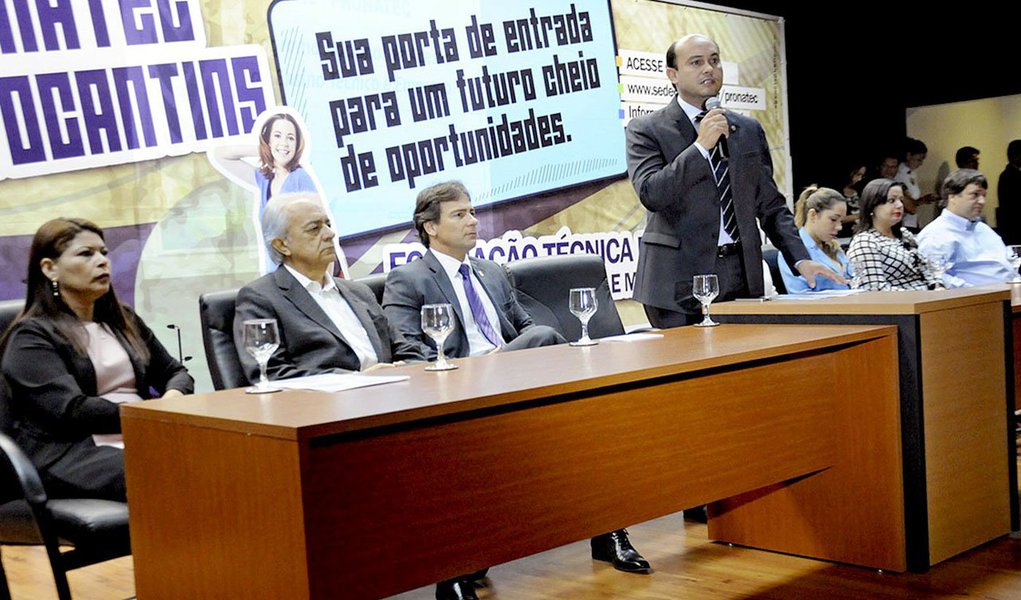 O governador frisou que o diálogo com a categoria está mantido e disse que o governo do Estado atenderá as reivindicações que não contrariarem as questões legais e administrativas; o procurador-geral do Estado, André Luiz de Matos Gonçalves, reforçou que o governo se propôs a fazer um estudo sobre as reivindicações da categoria, de acordo com o que é possível atender em ano eleitoral; "Não podemos passar por cima da lei", disse Gonçaves; o pedido do governador foi feito nesta terça-feira, 15, durante solenidade de lançamento do Programa Nacional de Acesso ao Ensino Técnico e Emprego (Pronatec) (Foto: Aquiles Lins) O governador frisou que o diálogo com a categoria está mantido e disse que o governo do Estado atenderá as reivindicações que não contrariarem as questões legais e administrativas; o procurador-geral do Estado, André Luiz de Matos Gonçalves, reforçou que o governo se propôs a fazer um estudo sobre as reivindicações da categoria, de acordo com o que é possível atender em ano eleitoral; "Não podemos passar por cima da lei", disse Gonçaves; o pedido do governador foi feito nesta terça-feira, 15, durante solenidade de lançamento do Programa Nacional de Acesso ao Ensino Técnico e Emprego (Pronatec)