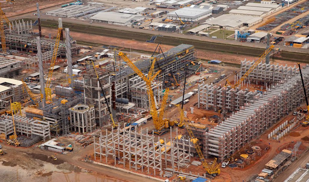Depois de 40 dias de paralisação, terminou a greve dos trabalhadores das obras do Complexo Petroquímico do Rio de Janeiro (Comperj); a greve foi encerrada com a proposta de aumento linear de 9%, pagamento da Participação nos Lucros e Resultados até a próxima sexta-feira (21), vale-alimentação de R$ 410, mais um vale extra e o pagamento de oito dias parados; a categoria pede 15% de reajuste e vale-alimentação de R$ 500 (Foto: Leonardo Lucena) Depois de 40 dias de paralisação, terminou a greve dos trabalhadores das obras do Complexo Petroquímico do Rio de Janeiro (Comperj); a greve foi encerrada com a proposta de aumento linear de 9%, pagamento da Participação nos Lucros e Resultados até a próxima sexta-feira (21), vale-alimentação de R$ 410, mais um vale extra e o pagamento de oito dias parados; a categoria pede 15% de reajuste e vale-alimentação de R$ 500