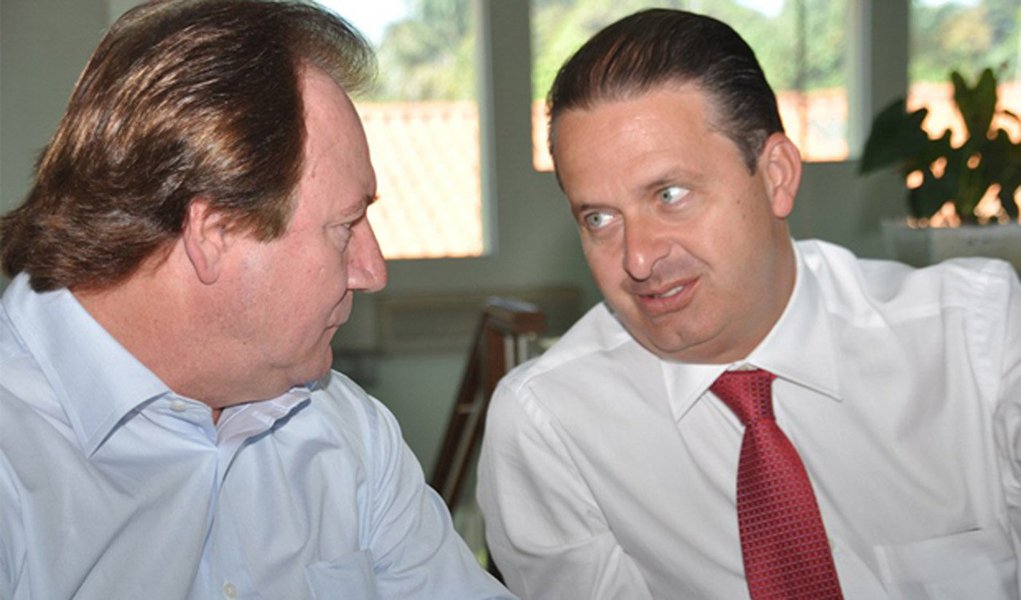 Sem o apoio do PT, que lançou Antônio Gomide para o governo de Goiás, empresário tenta articular um apoio do PSB, partido que comandou até transferir-se para o PMDB; no entanto, socialistas têm Vanderlan Cardoso como nome para a disputa em Goiás e descarta qualquer composição; ao se aproximar do partido de Eduardo Campos, Friboi cria uma saia justa entre Valdir Raupp e a presidente Dilma Rousseff; junto com Michel Temer, o presidente nacional do PMDB foi o principal articulador da filiação de Friboi; o empresário já havia tentado uma aliança com o DEM de Ronaldo Caiado, sem sucesso (Foto: José Barbacena) Sem o apoio do PT, que lançou Antônio Gomide para o governo de Goiás, empresário tenta articular um apoio do PSB, partido que comandou até transferir-se para o PMDB; no entanto, socialistas têm Vanderlan Cardoso como nome para a disputa em Goiás e descarta qualquer composição; ao se aproximar do partido de Eduardo Campos, Friboi cria uma saia justa entre Valdir Raupp e a presidente Dilma Rousseff; junto com Michel Temer, o presidente nacional do PMDB foi o principal articulador da filiação de Friboi; o empresário já havia tentado uma aliança com o DEM de Ronaldo Caiado, sem sucesso