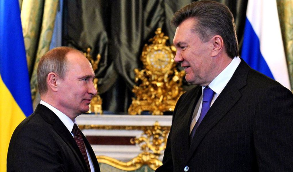Presidente Vladimir Putin ofereceu US$ 15 bilhões a Viktor Yanukovich, juntamente com um grande corte nos preços pagos por Kiev pelo fornecimento do gás russo, em uma tentativa de convencer o vizinho eslavo a participar de uma união aduaneira de ex-repúblicas soviéticas e afastá-lo da União Europeia (Foto: Roberta Namour) Presidente Vladimir Putin ofereceu US$ 15 bilhões a Viktor Yanukovich, juntamente com um grande corte nos preços pagos por Kiev pelo fornecimento do gás russo, em uma tentativa de convencer o vizinho eslavo a participar de uma união aduaneira de ex-repúblicas soviéticas e afastá-lo da União Europeia