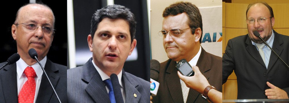 Senador do PSB critica saída de Luciano Pimentel da superintendência da Caixa Econômica Federal em Sergipe e diz que a decisão foi motivada pela pressão política do deputado estadual João Daniel (PT) e do presidente do PT, deputado federal Rogério Carvalho; "Quero deixar claro que quem provocou a mudança não foi o PT de Marcelo Déda, mas o PT de Rogério e João Daniel", afirmou; pelo Twitter, Valadares pediu a presidente Dilma a exoneração de Paulo Viana da Codevasf e afirmou que precisa refletir melhor sobre o momento político antes das decisões que o PSB terá que assumir; João Daniel reafirma denúncias de uso eleitoreiro da Caixa contra Pimentel, mas nega que tenha pedido a exoneração (Foto: Valter Lima) Senador do PSB critica saída de Luciano Pimentel da superintendência da Caixa Econômica Federal em Sergipe e diz que a decisão foi motivada pela pressão política do deputado estadual João Daniel (PT) e do presidente do PT, deputado federal Rogério Carvalho; "Quero deixar claro que quem provocou a mudança não foi o PT de Marcelo Déda, mas o PT de Rogério e João Daniel", afirmou; pelo Twitter, Valadares pediu a presidente Dilma a exoneração de Paulo Viana da Codevasf e afirmou que precisa refletir melhor sobre o momento político antes das decisões que o PSB terá que assumir; João Daniel reafirma denúncias de uso eleitoreiro da Caixa contra Pimentel, mas nega que tenha pedido a exoneração