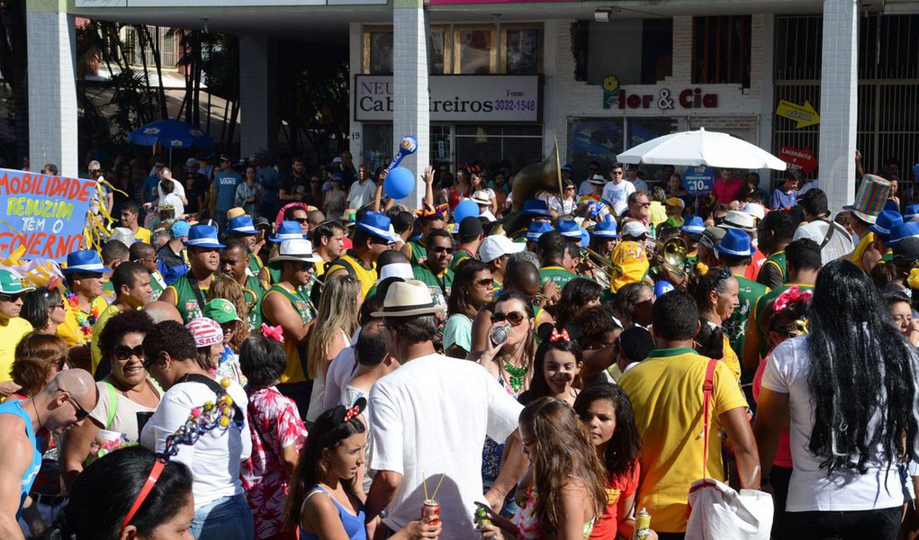 A folia nesta segunda-feira (3) será a reprodução do sábado, com os blocos de rua começando a esquentar os tamboris a partir das 16h nos mesmo pontos do primeiro dia de Carnaval; o Asé Dudú abrirá a programação com atividades para as crianças na Praça do DI, com brinquedos e a distribuição de guloseimas, e animará todas as outras faixas etárias a partir das 19h30 com a apresentação de bandas (Foto: Itevaldo Junior) A folia nesta segunda-feira (3) será a reprodução do sábado, com os blocos de rua começando a esquentar os tamboris a partir das 16h nos mesmo pontos do primeiro dia de Carnaval; o Asé Dudú abrirá a programação com atividades para as crianças na Praça do DI, com brinquedos e a distribuição de guloseimas, e animará todas as outras faixas etárias a partir das 19h30 com a apresentação de bandas