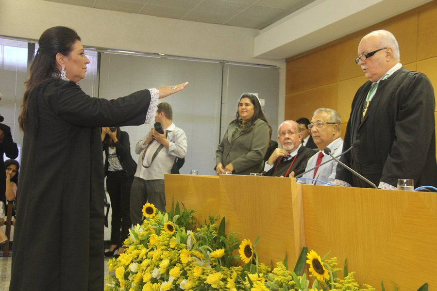 Primeira eleição que deu a ex-deputada estadual Susana Azevedo a maioria dos votos para ser indicada ao Tribunal de Contas do Estado ocorreu em 30 de outubro de 2012, mas desde então, o candidato derrotado, o secretário estadual da Educação Belivaldo Chagas, recorreu a todas as instâncias por entender que processo tinha problemas; após caso chegar ao STF, Susana conseguiu o direito de ser nomeada e assim o foi nesta terça (25); ela é a 1ª integrante a chegar ao TCE pelas mãos do agrupamento do senador Eduardo Amorim (PSC); "Estarei sempre alerta na exata e correta aplicação do dinheiro do povo e de políticas públicas que busquem a melhoria dos índices sociais e promovam o desenvolvimento das atividades primordiais do Estado", disse Susana em sua posse (Foto: Valter Lima) Primeira eleição que deu a ex-deputada estadual Susana Azevedo a maioria dos votos para ser indicada ao Tribunal de Contas do Estado ocorreu em 30 de outubro de 2012, mas desde então, o candidato derrotado, o secretário estadual da Educação Belivaldo Chagas, recorreu a todas as instâncias por entender que processo tinha problemas; após caso chegar ao STF, Susana conseguiu o direito de ser nomeada e assim o foi nesta terça (25); ela é a 1ª integrante a chegar ao TCE pelas mãos do agrupamento do senador Eduardo Amorim (PSC); "Estarei sempre alerta na exata e correta aplicação do dinheiro do povo e de políticas públicas que busquem a melhoria dos índices sociais e promovam o desenvolvimento das atividades primordiais do Estado", disse Susana em sua posse