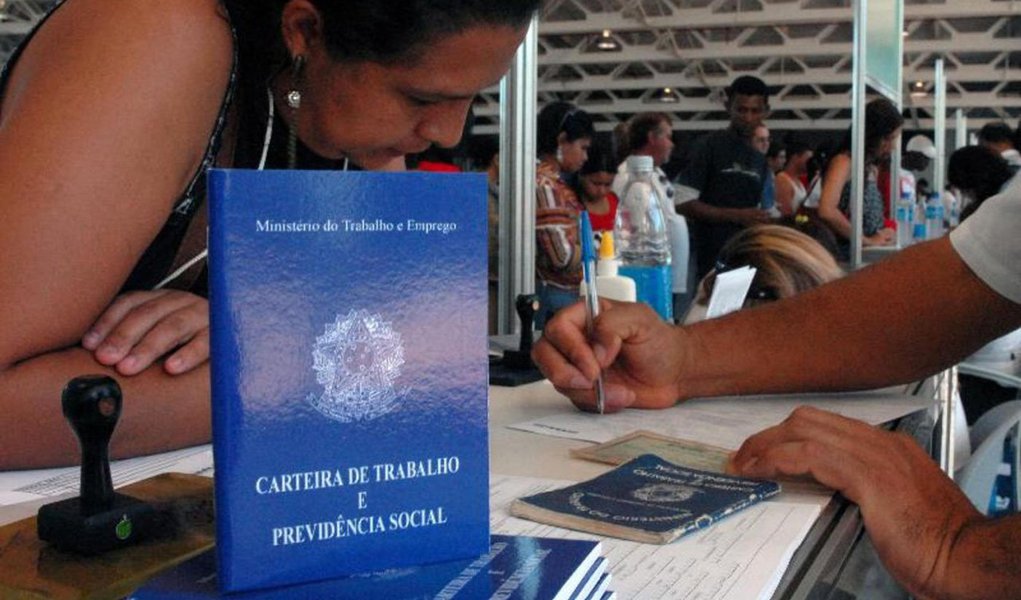 Levantamento do Instituto Mauro Borges de Estatísticas, com base nos dados de 2012 da Relação Anual de Informações Sociais (Rais) do Ministério do Trabalho, constatou avanço na geração no tipo de emprego que requer maior grau de instrução e ainda, o crescimento generalizado do emprego em todas as faixas etárias; emprego cresceu em todos os setores, exceto no setor público, que fechou 15.361 vagas, uma perda de 28,39% (Foto: Realle Palazzo-Martini) Levantamento do Instituto Mauro Borges de Estatísticas, com base nos dados de 2012 da Relação Anual de Informações Sociais (Rais) do Ministério do Trabalho, constatou avanço na geração no tipo de emprego que requer maior grau de instrução e ainda, o crescimento generalizado do emprego em todas as faixas etárias; emprego cresceu em todos os setores, exceto no setor público, que fechou 15.361 vagas, uma perda de 28,39%
