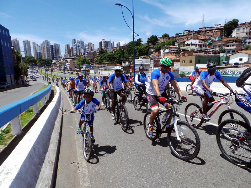 Mais de 600 ciclistas participaram neste domingo do passeio ciclístico organizado pela Prefeitura com a bandeira do fim da violência contra as mulheres; percurso começou no Dique do Tororó e passou pela Avenida Centenário, Barra, Ondina, Rio Vermelho e Quartel de Amaralina, retornando pela Avenida Vasco da Gama, num total de 16 quilômetros de pedalada (Foto: Romulo Faro) Mais de 600 ciclistas participaram neste domingo do passeio ciclístico organizado pela Prefeitura com a bandeira do fim da violência contra as mulheres; percurso começou no Dique do Tororó e passou pela Avenida Centenário, Barra, Ondina, Rio Vermelho e Quartel de Amaralina, retornando pela Avenida Vasco da Gama, num total de 16 quilômetros de pedalada