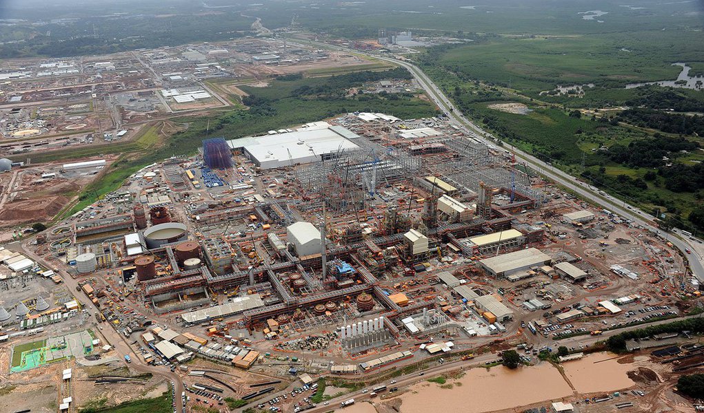Inicialmente orçado em R$ 6 bilhões, o Complexo Industrial Químico-Têxtil precisará de recursos adicionais de R$ 3 bilhões para ser viabilizado; o projeto, idealizado pela Petrobras e que está sendo implantado no Complexo Industrial e Portuário de Suape, teve o seu custo revisto em função das altas dos custos de produção e da desvalorização do real; a revisão orçamentária segue os passos de outro projeto da estatal, a Refinaria Abreu e Lima, também em Suape, cujo orçamento foi ajustado no início do ano para US$ 17 bilhões; risco é que os altos custos necessários à implantação dos projetos sejam usados como arma de campanha nas eleições de outubro (Foto: Paulo Emílio) Inicialmente orçado em R$ 6 bilhões, o Complexo Industrial Químico-Têxtil precisará de recursos adicionais de R$ 3 bilhões para ser viabilizado; o projeto, idealizado pela Petrobras e que está sendo implantado no Complexo Industrial e Portuário de Suape, teve o seu custo revisto em função das altas dos custos de produção e da desvalorização do real; a revisão orçamentária segue os passos de outro projeto da estatal, a Refinaria Abreu e Lima, também em Suape, cujo orçamento foi ajustado no início do ano para US$ 17 bilhões; risco é que os altos custos necessários à implantação dos projetos sejam usados como arma de campanha nas eleições de outubro