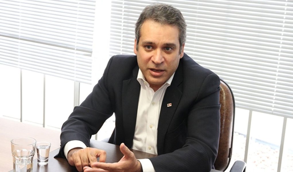 Ofício entregue pelo presidente, Henrique Tibúrcio ao secretário Joaquim Mesquita manifesta a preocupação com os sucessivos episódios de agressões por parte da sociedade a pessoas que teriam cometidos delitos em diferentes regiões da Grande Goiânia; até a tarde de quinta-feira (27) foram registrados cinco casos na capital, com seis supostos assaltantes agredidos (Foto: Realle Palazzo-Martini) Ofício entregue pelo presidente, Henrique Tibúrcio ao secretário Joaquim Mesquita manifesta a preocupação com os sucessivos episódios de agressões por parte da sociedade a pessoas que teriam cometidos delitos em diferentes regiões da Grande Goiânia; até a tarde de quinta-feira (27) foram registrados cinco casos na capital, com seis supostos assaltantes agredidos