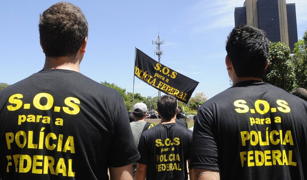 A Federação Nacional dos Policiais Federais (Fenapef) apresentou Reclamação ao STF para impedir o corte do ponto de servidores que fizeram greve no começo do ano; segundo a Fenapef, ao rejeitar pedido semelhante ao da Reclamação, a Justiça do DF descumpriu uma decisão do Supremo; os ministros entenderam que as regras sobre o direito de greve para servidores privados devem valer até a regulamentação da greve no funcionalismo público (Foto: Leonardo Lucena) A Federação Nacional dos Policiais Federais (Fenapef) apresentou Reclamação ao STF para impedir o corte do ponto de servidores que fizeram greve no começo do ano; segundo a Fenapef, ao rejeitar pedido semelhante ao da Reclamação, a Justiça do DF descumpriu uma decisão do Supremo; os ministros entenderam que as regras sobre o direito de greve para servidores privados devem valer até a regulamentação da greve no funcionalismo público