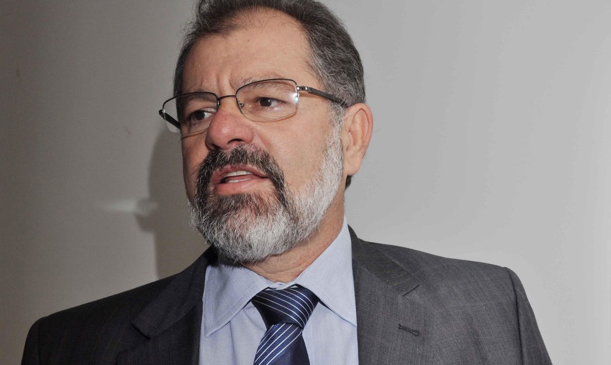 Já considerado carta fora do baralho na disputa pela vaga de vice-governador na chapa do PT, o presidente da Assembleia Legislativa, deputado Marcelo Nilo, cobra explicações sobre os critérios usados por Jaques Wagner para escolher entre o PDT, seu partido, e o PP; "Não tem veto a Mário Negromonte ou João Leão. Se ele (Wagner) me apresentar o critério, eu aceito. Mas não aceitarei ser preterido. Se for decisão pessoal do governador, o cidadão Marcelo Nilo, vai sentar com o partido e vamos tomar nossas decisões políticas" (Foto: Romulo Faro) Já considerado carta fora do baralho na disputa pela vaga de vice-governador na chapa do PT, o presidente da Assembleia Legislativa, deputado Marcelo Nilo, cobra explicações sobre os critérios usados por Jaques Wagner para escolher entre o PDT, seu partido, e o PP; "Não tem veto a Mário Negromonte ou João Leão. Se ele (Wagner) me apresentar o critério, eu aceito. Mas não aceitarei ser preterido. Se for decisão pessoal do governador, o cidadão Marcelo Nilo, vai sentar com o partido e vamos tomar nossas decisões políticas"