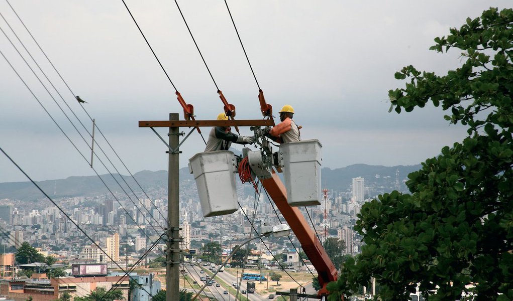 A Companhia Energética de Minas Gerais (Cemig) está investindo R$ 527 milhões em melhorias do sistema elétrico da Grande Belo Horizonte visando garantir o fornecimento de energia elétrica para a Copa do Mundo; Duas subestações – Jaboticatubas e Santa Luzia 4 – já estão prontas, agregando ao sistema elétrico da Cemig 65 MVA de potência instalada, suficiente para abastecer uma cidade de porte médio como Barbacena (MG) (Foto: Leonardo Lucena) A Companhia Energética de Minas Gerais (Cemig) está investindo R$ 527 milhões em melhorias do sistema elétrico da Grande Belo Horizonte visando garantir o fornecimento de energia elétrica para a Copa do Mundo; Duas subestações – Jaboticatubas e Santa Luzia 4 – já estão prontas, agregando ao sistema elétrico da Cemig 65 MVA de potência instalada, suficiente para abastecer uma cidade de porte médio como Barbacena (MG)