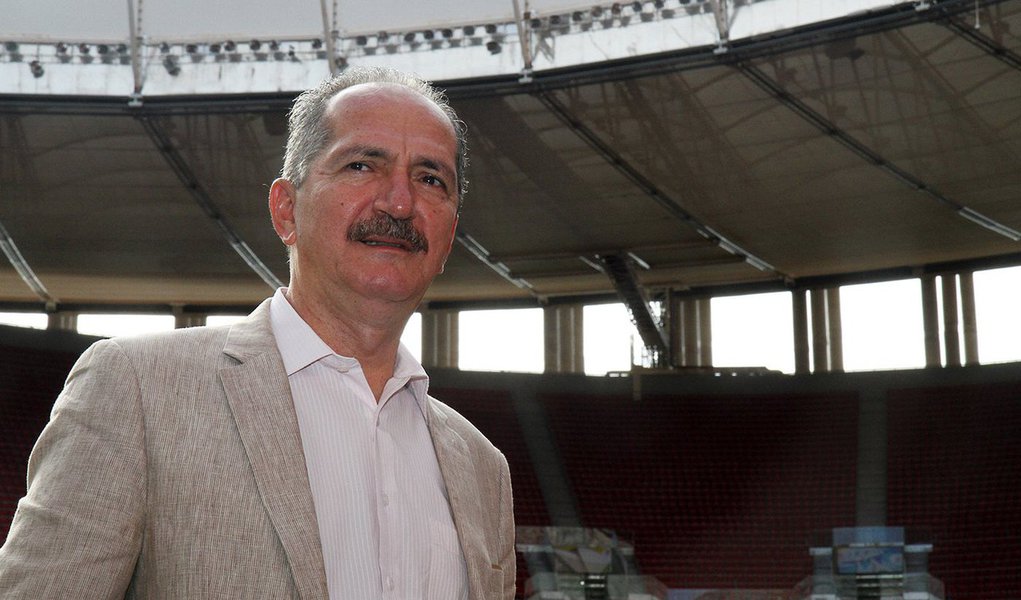 O ministro dos Esportes, Aldo Rebelo (PcdoB), afirmou que a cidade do Recife terá uma edição do Fifa Fan Fest, a ser realizada em junho durante a copa do mundo do Brasil. De acordo com o ministro, a Prefeitura do Recife (PCR) não cancelou o evento, mas suspendeu o uso de recursos públicos que seriam empregados na organização da festa; o evento estava orçado em R$ 20 milhões, que foram realocados, de acordo com o prefeito Geraldo Júlio (PSB), para projetos de mobilidade urbana (Foto: Paulo Emílio) O ministro dos Esportes, Aldo Rebelo (PcdoB), afirmou que a cidade do Recife terá uma edição do Fifa Fan Fest, a ser realizada em junho durante a copa do mundo do Brasil. De acordo com o ministro, a Prefeitura do Recife (PCR) não cancelou o evento, mas suspendeu o uso de recursos públicos que seriam empregados na organização da festa; o evento estava orçado em R$ 20 milhões, que foram realocados, de acordo com o prefeito Geraldo Júlio (PSB), para projetos de mobilidade urbana