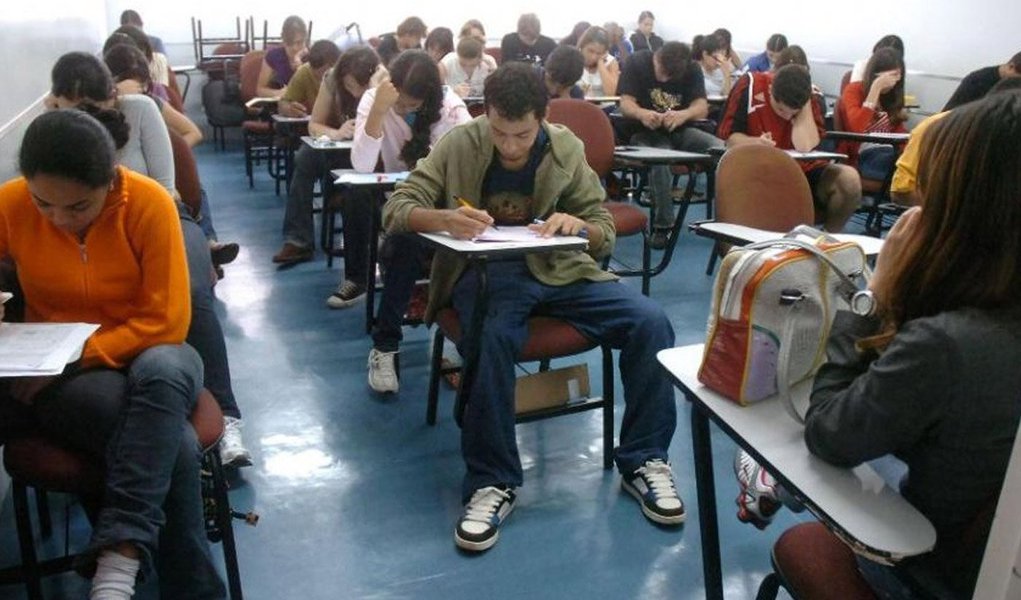 No Fies, o contrato passa a ser casado ao Fundo de Garantia de Operações de Crédito Educativo (Fgeduc), antes opcional; já no ProUni, a isenção fiscal passa a ser feita com base nas vagas preenchidas e não mais nas vagas ofertadas, como era até o fim do ano passado (Foto: Aquiles Lins) No Fies, o contrato passa a ser casado ao Fundo de Garantia de Operações de Crédito Educativo (Fgeduc), antes opcional; já no ProUni, a isenção fiscal passa a ser feita com base nas vagas preenchidas e não mais nas vagas ofertadas, como era até o fim do ano passado