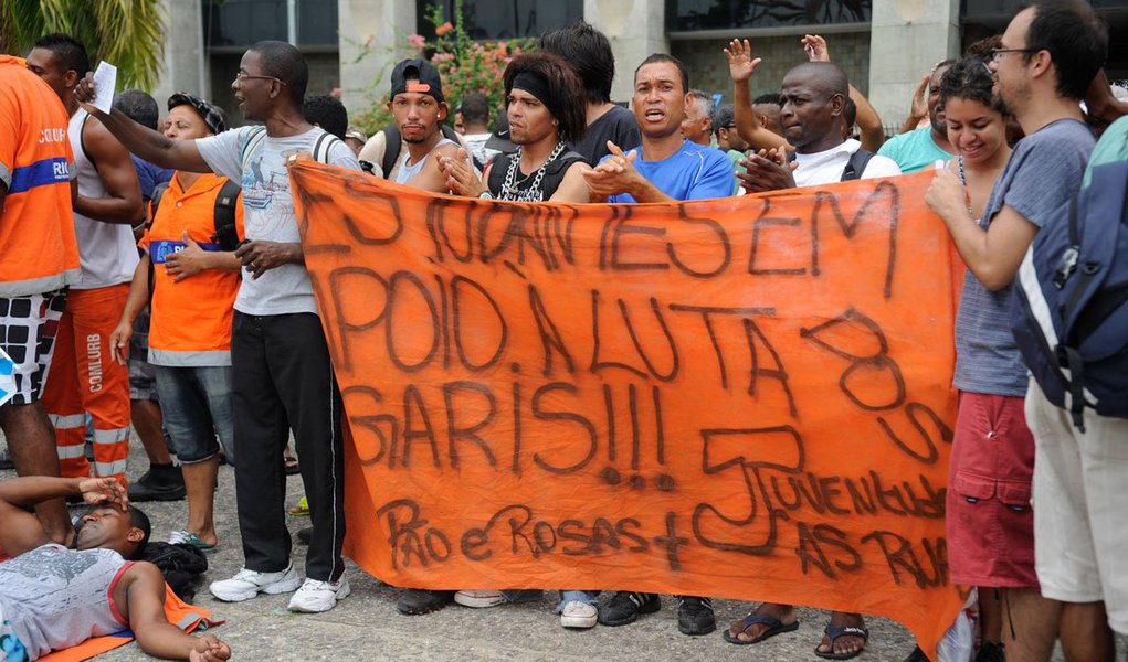 Centenas de garis da cidade do Rio de Janeiro voltaram a protestar neste domingo em frente à sede da prefeitura; manifestantes cobram melhores condições de trabalho e aguardam um representante da Companhia Municipal de Limpeza Urbana (Comlurb) para negociar a volta ao trabalho; categoria pede reajuste salarial de R$ 803 para R$ 1,2 mil, aumento no valor do tíquete alimentação diário de R$ 12 para R$ 20 e o pagamento de horas-extras (Foto: José Barbacena) Centenas de garis da cidade do Rio de Janeiro voltaram a protestar neste domingo em frente à sede da prefeitura; manifestantes cobram melhores condições de trabalho e aguardam um representante da Companhia Municipal de Limpeza Urbana (Comlurb) para negociar a volta ao trabalho; categoria pede reajuste salarial de R$ 803 para R$ 1,2 mil, aumento no valor do tíquete alimentação diário de R$ 12 para R$ 20 e o pagamento de horas-extras