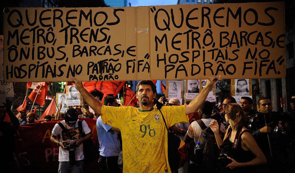 Ao contrário dos últimos protestos contra o aumento das tarifas do transporte público, os atos da noite reuniram adeptos contra a proposta da lei-antiterrorismo, a favor de maiores investimentos na saúde, contra a privatização da exploração de petróleo, em defesa de melhoria nas condições de transporte e de repúdio aos governos municipal e estadual (Foto: Roberta Namour) Ao contrário dos últimos protestos contra o aumento das tarifas do transporte público, os atos da noite reuniram adeptos contra a proposta da lei-antiterrorismo, a favor de maiores investimentos na saúde, contra a privatização da exploração de petróleo, em defesa de melhoria nas condições de transporte e de repúdio aos governos municipal e estadual