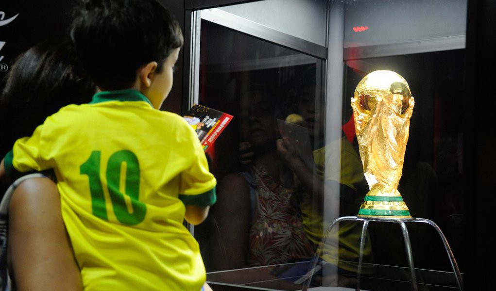 Com cenas de adoração e emoção, troféu do Mundial da Fifa é exposto no Maracanã; será exposto nas 27 capitais brasileiras, depois de passar por 89 países e percorrer mais de 150 mil quilômetros; já é possível chegar perto e tirar fotos; mas, como dizem os argentinos, 'a copa se mira, mas não se toca'; caixa de vidro protege troféu de ser tocada; jogo inicial acontece no dia 12 de junho, em São Paulo (Foto: Marco Damiani) Com cenas de adoração e emoção, troféu do Mundial da Fifa é exposto no Maracanã; será exposto nas 27 capitais brasileiras, depois de passar por 89 países e percorrer mais de 150 mil quilômetros; já é possível chegar perto e tirar fotos; mas, como dizem os argentinos, 'a copa se mira, mas não se toca'; caixa de vidro protege troféu de ser tocada; jogo inicial acontece no dia 12 de junho, em São Paulo