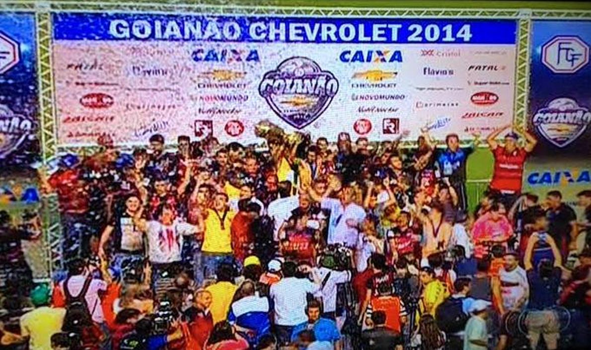 Com gol nos acréscimos, o Atlético venceu o Goiás por 1 a 0, no Serra Dourada, e faturou o título do Goianão 2014; zagueiro Lino foi o autor do gol que garantiu a conquista rubro-negra; Goiás perdeu um pênalti com o experiente Araújo e ainda jogava pelo empate para ser campeão; este é o 13º título goiano do Dragão (Foto: José Barbacena) Com gol nos acréscimos, o Atlético venceu o Goiás por 1 a 0, no Serra Dourada, e faturou o título do Goianão 2014; zagueiro Lino foi o autor do gol que garantiu a conquista rubro-negra; Goiás perdeu um pênalti com o experiente Araújo e ainda jogava pelo empate para ser campeão; este é o 13º título goiano do Dragão