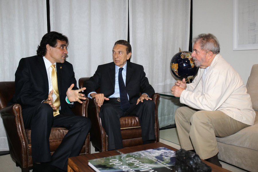 Pré-candidato ao governo estadual, o senador do PMDB se reuniu com ex-presidente Lula; o encontro articulado pelo ministro de Minas e Energia, Edison Lobão, teve como principal objetivo alicerçar o apoio do PT ao candidato do PMDB no Maranhão; o peemedebista disse ter saído bastante satisfeito do encontro, que serviu para confirmar a reedição da aliança com os petistas no estado (Foto: Itevaldo Junior) Pré-candidato ao governo estadual, o senador do PMDB se reuniu com ex-presidente Lula; o encontro articulado pelo ministro de Minas e Energia, Edison Lobão, teve como principal objetivo alicerçar o apoio do PT ao candidato do PMDB no Maranhão; o peemedebista disse ter saído bastante satisfeito do encontro, que serviu para confirmar a reedição da aliança com os petistas no estado