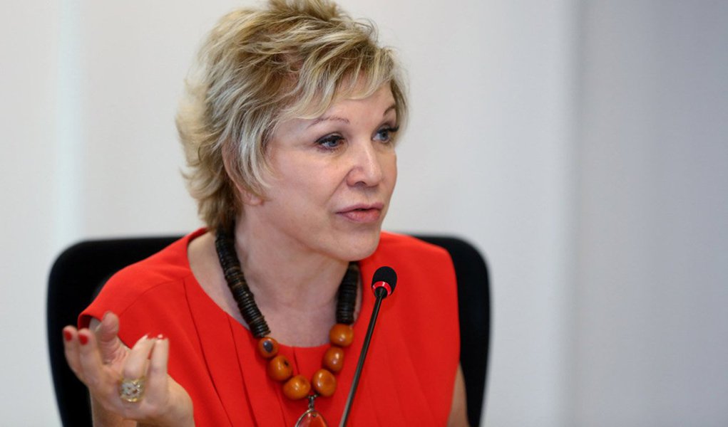 Ministra da Cultura assinou petição do site Avaaz, criada pelo cantor e ex-ministro Gilberto Gil, "por uma internet livre e democrática"; no site, ele diz que caso seja aprovado na Câmara como está, o Marco Civil da Internet "poderá declarar o fim da liberdade na rede e diminuir nosso poder de escolha"; em vídeo, Marta Suplicy explica os três pilares do projeto; assista (Foto: Gisele Federicce) Ministra da Cultura assinou petição do site Avaaz, criada pelo cantor e ex-ministro Gilberto Gil, "por uma internet livre e democrática"; no site, ele diz que caso seja aprovado na Câmara como está, o Marco Civil da Internet "poderá declarar o fim da liberdade na rede e diminuir nosso poder de escolha"; em vídeo, Marta Suplicy explica os três pilares do projeto; assista