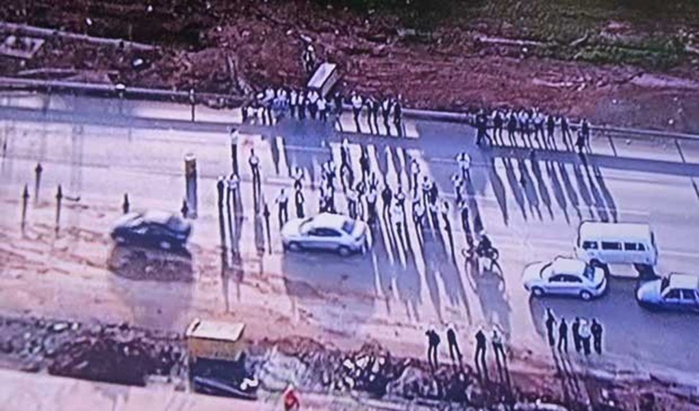 Motoristas e cobradores da Viação Anapolina interditaram uma faixa da Epia Sul – uma das principais rodovias de acesso ao centro de Brasília; as pessoas que seguiam para o centro enfrentaram 10 km de congestionamento; os rodoviários só liberaram a pista quando a Agência Nacional de Transporte Terrestre (ANTT) agendou uma reunião; segundo a categoria, os salários e o auxílio-alimentação estão atrasados há mais de dois meses (Foto: Leonardo Lucena) Motoristas e cobradores da Viação Anapolina interditaram uma faixa da Epia Sul – uma das principais rodovias de acesso ao centro de Brasília; as pessoas que seguiam para o centro enfrentaram 10 km de congestionamento; os rodoviários só liberaram a pista quando a Agência Nacional de Transporte Terrestre (ANTT) agendou uma reunião; segundo a categoria, os salários e o auxílio-alimentação estão atrasados há mais de dois meses