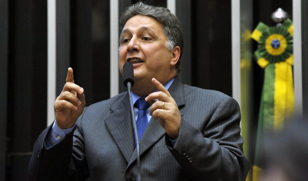 Um dia após o deputado Anthony Garotinho (PR-RJ) publicar em seu blog denúncias sobre a abertura de uma conta milionária em Miami (EUA) por parte do subdiretor-geral de Finanças da Alerj, Roney Martins Moreira, ele foi exonerado do cargo; parlamentar divulgou uma conta de Moreira, pela qual o agora ex-subsecretário teria movimentado US$ 678.562,20 nos últimos oito meses; a exoneração foi publicada no Diário Oficial do Rio (Foto: Leonardo Lucena) Um dia após o deputado Anthony Garotinho (PR-RJ) publicar em seu blog denúncias sobre a abertura de uma conta milionária em Miami (EUA) por parte do subdiretor-geral de Finanças da Alerj, Roney Martins Moreira, ele foi exonerado do cargo; parlamentar divulgou uma conta de Moreira, pela qual o agora ex-subsecretário teria movimentado US$ 678.562,20 nos últimos oito meses; a exoneração foi publicada no Diário Oficial do Rio