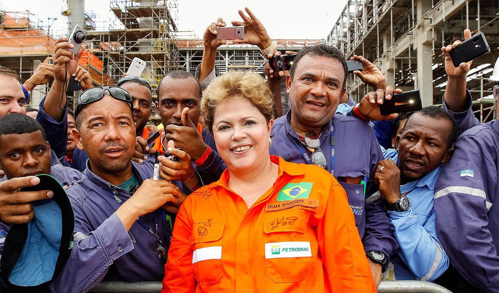 Um dia depois de ter recebido críticas severas do adversário tucano Aécio Neves, especialmente na área da economia, presidente ressalta, confiante: "Não há nada hoje que o Brasil não possa assegurar"; em entrevista a rádios de Pernambuco, onde anunciou ontem R$ 1,9 bilhão para a mobilidade urbana, visitou as obras da Refinaria Abreu e Lima e inaugurou a plataforma P-62, em Ipojuca, Dilma Rousseff criticou ainda o oportunismo da oposição, uma vez que as 12 propostas anunciadas por Aécio nesta terça-feira incluem o programa Mais Médicos e o Bolsa Família; “Agora que o programa está dando certo é óbvio que vão apoiar”, disse Dilma; segundo o presidenciável do PSDB, o governo petista colocou em risco conquistas de dez anos atrás e hoje o País "está no final da fila" (Foto: Felipe L. Goncalves) Um dia depois de ter recebido críticas severas do adversário tucano Aécio Neves, especialmente na área da economia, presidente ressalta, confiante: "Não há nada hoje que o Brasil não possa assegurar"; em entrevista a rádios de Pernambuco, onde anunciou ontem R$ 1,9 bilhão para a mobilidade urbana, visitou as obras da Refinaria Abreu e Lima e inaugurou a plataforma P-62, em Ipojuca, Dilma Rousseff criticou ainda o oportunismo da oposição, uma vez que as 12 propostas anunciadas por Aécio nesta terça-feira incluem o programa Mais Médicos e o Bolsa Família; “Agora que o programa está dando certo é óbvio que vão apoiar”, disse Dilma; segundo o presidenciável do PSDB, o governo petista colocou em risco conquistas de dez anos atrás e hoje o País "está no final da fila"