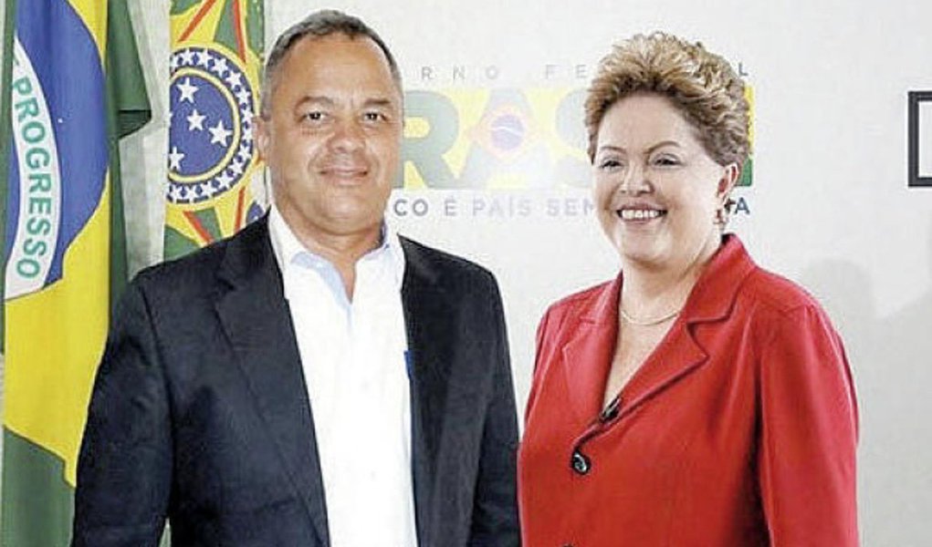 Washington Medeiro (PTdoB), da pequena Itarumã, no interior de Goiás, postou montagem no Facebook e discursou que durante o encontro havia conseguido como benefícios para a cidade uma motoniveladora e um caminhão zero quilômetro; a farsa foi desmascarada por um adversário político e a foto, retirada da rede social; as máquinas, porém, chegam em março, garantiu o papagaio de pirata (Foto: Realle Palazzo-Martini) Washington Medeiro (PTdoB), da pequena Itarumã, no interior de Goiás, postou montagem no Facebook e discursou que durante o encontro havia conseguido como benefícios para a cidade uma motoniveladora e um caminhão zero quilômetro; a farsa foi desmascarada por um adversário político e a foto, retirada da rede social; as máquinas, porém, chegam em março, garantiu o papagaio de pirata
