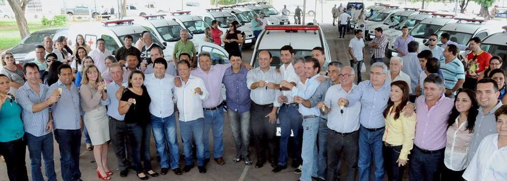 Essa foi terceira remessa de ambulâncias que o governo do Estado entregou e foram contemplados os municípios de Gurupi, Aliança, Alvorada, Araguaçu, Cariri, Crixás, Dueré, Figueirópolis, Formoso do Araguaia, Jaú do Tocantins, Palmerópolis, Peixe, Sandolândia, Santa Rita, São Salvador, São Valério, Sucupira e Talismã; ao todo, os 139 municípios do Tocantins irão receber ambulância; a próxima a ser beneficiada será a região de Dianópolis, no sudeste do Estado, nesta sexta-feira, 28 (Foto: Aquiles Lins) Essa foi terceira remessa de ambulâncias que o governo do Estado entregou e foram contemplados os municípios de Gurupi, Aliança, Alvorada, Araguaçu, Cariri, Crixás, Dueré, Figueirópolis, Formoso do Araguaia, Jaú do Tocantins, Palmerópolis, Peixe, Sandolândia, Santa Rita, São Salvador, São Valério, Sucupira e Talismã; ao todo, os 139 municípios do Tocantins irão receber ambulância; a próxima a ser beneficiada será a região de Dianópolis, no sudeste do Estado, nesta sexta-feira, 28