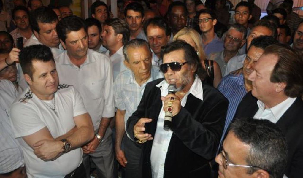 Na primeira condenação obtida pela Procuradoria Regional Eleitoral em Goiás, astro da música sertaneja terá de pagar R$ 36.192,00; pela representação da PRE, no dia 26 de setembro o jornal Diário da Manhã publicou, “sob a forma de matéria jornalística, na capa e na página 11, peça de propaganda eleitoral antecipada em benefício da futura candidatura de José Rico ao cargo de deputado federal”; o jornal também foi condenado a pagar multa no mesmo valor (Foto: Realle Palazzo-Martini) Na primeira condenação obtida pela Procuradoria Regional Eleitoral em Goiás, astro da música sertaneja terá de pagar R$ 36.192,00; pela representação da PRE, no dia 26 de setembro o jornal Diário da Manhã publicou, “sob a forma de matéria jornalística, na capa e na página 11, peça de propaganda eleitoral antecipada em benefício da futura candidatura de José Rico ao cargo de deputado federal”; o jornal também foi condenado a pagar multa no mesmo valor