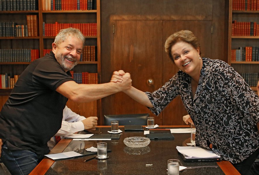 Presidente avalia convidar o antecessor para coordenar formalmente sua campanha à reeleição, ideia que é vista com bons olhos pelos membros da equipe; plano visa tentar abafar o 'Volta, Lula' e deixar claro o papel do ex-presidente no esforço para reeleger Dilma; tema pode ser discutido já nesta sexta-feira 2, em reunião que Dilma e Lula farão antes do Encontro Nacional do PT; ex-presidente tem dito em entrevistas que será o cabo eleitoral da candidata do PT e sairá às ruas para reelegê-la (Foto: Gisele Federicce) Presidente avalia convidar o antecessor para coordenar formalmente sua campanha à reeleição, ideia que é vista com bons olhos pelos membros da equipe; plano visa tentar abafar o 'Volta, Lula' e deixar claro o papel do ex-presidente no esforço para reeleger Dilma; tema pode ser discutido já nesta sexta-feira 2, em reunião que Dilma e Lula farão antes do Encontro Nacional do PT; ex-presidente tem dito em entrevistas que será o cabo eleitoral da candidata do PT e sairá às ruas para reelegê-la