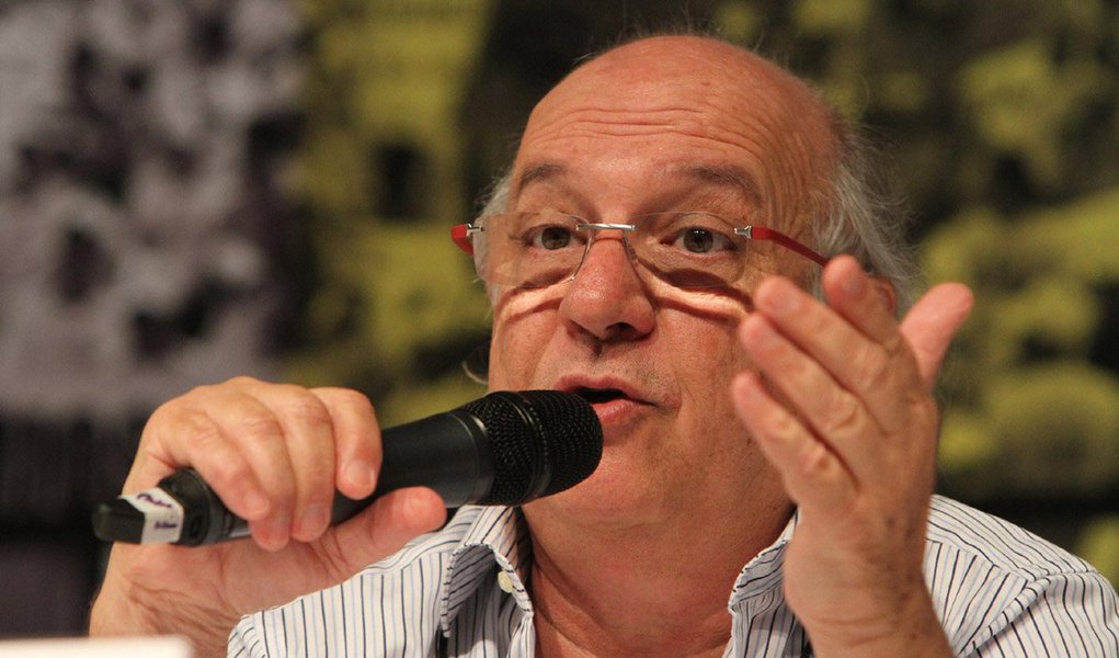 Acusação é do ex-ministro dos Direitos Humanos no governo Lula, Paulo de Tarso Vannuchi, para quem a corte suprema “empurra com a barriga” uma resposta sobre a orientação da Corte Interamericana de Direitos Humanos pela apuração individualizada de casos de mortes e torturas pelos militares; o assunto está parado no STF há quase quatro anos; Vannuchi também condena uso da Lei de Segurança Nacional e a tentativa de se fazer novas leis mais duras para punir manifestantes: “Resquícios do pensamento autoritário” (Foto: Realle Palazzo-Martini) Acusação é do ex-ministro dos Direitos Humanos no governo Lula, Paulo de Tarso Vannuchi, para quem a corte suprema “empurra com a barriga” uma resposta sobre a orientação da Corte Interamericana de Direitos Humanos pela apuração individualizada de casos de mortes e torturas pelos militares; o assunto está parado no STF há quase quatro anos; Vannuchi também condena uso da Lei de Segurança Nacional e a tentativa de se fazer novas leis mais duras para punir manifestantes: “Resquícios do pensamento autoritário”