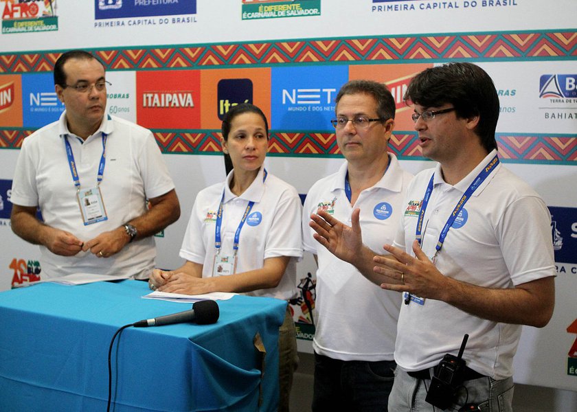 "Nos três primeiros dias de Carnaval, foram registrados oficialmente apenas dois casos de agressão por arma de fogo, fato que comprova redução da violência nos circuitos da folia", diz a Prefeitura em nota; números são comparativo com mesmo período do ano passado, quando até às 7h de domingo já haviam sido registrados dez casos; em todo o Carnaval de 2013, foram 17 casos envolvendo incidentes com arma de fogo; confira números parciais de todas as áreas de atuação das secretarias da Prefeitura apresentados em entrevista coletiva (Foto: Romulo Faro) "Nos três primeiros dias de Carnaval, foram registrados oficialmente apenas dois casos de agressão por arma de fogo, fato que comprova redução da violência nos circuitos da folia", diz a Prefeitura em nota; números são comparativo com mesmo período do ano passado, quando até às 7h de domingo já haviam sido registrados dez casos; em todo o Carnaval de 2013, foram 17 casos envolvendo incidentes com arma de fogo; confira números parciais de todas as áreas de atuação das secretarias da Prefeitura apresentados em entrevista coletiva