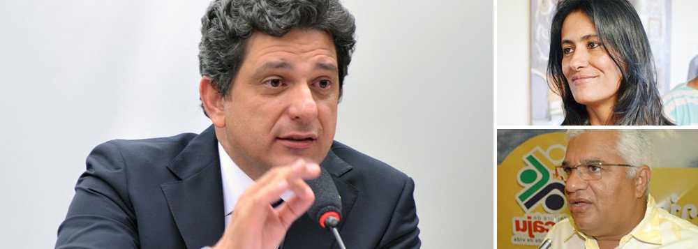 Presidente estadual do PT, Rogério Carvalho afirmou nesta segunda-feira (24) que sua senha foi usada pela direção anterior para inserir filiação de Eliane Aquino no sistema interno do Tribunal Regional Eleitoral, o que foi negado pelo ex-presidente, Silvio Santos; "senha é impessoal. É do próprio Diretório. Não desse ou daquele presidente", rebateu; discussão leva PT novamente ao esgarçamento após uma disputa interna no ano passado quase fratricida; sem uma liderança inconteste, como foi Marcelo Déda e rechaçando uma candidatura de forte apelo popular como seria a de Eliane Aquino, PT em Sergipe pode ter resultados eleitorais neste ano aquém da sua capilaridade; há caminhos para a unidade? (Foto: Valter Lima) Presidente estadual do PT, Rogério Carvalho afirmou nesta segunda-feira (24) que sua senha foi usada pela direção anterior para inserir filiação de Eliane Aquino no sistema interno do Tribunal Regional Eleitoral, o que foi negado pelo ex-presidente, Silvio Santos; "senha é impessoal. É do próprio Diretório. Não desse ou daquele presidente", rebateu; discussão leva PT novamente ao esgarçamento após uma disputa interna no ano passado quase fratricida; sem uma liderança inconteste, como foi Marcelo Déda e rechaçando uma candidatura de forte apelo popular como seria a de Eliane Aquino, PT em Sergipe pode ter resultados eleitorais neste ano aquém da sua capilaridade; há caminhos para a unidade?