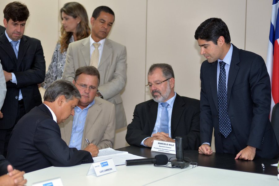 Chamou atenção, e provocou alvoroço, a presença do presidente da Assembleia Legislativa, deputado Marcelo Nilo (PDT), na cerimônia de posse do novo chefe da Casa Civil de Salvador, ex-deputado Luiz Carreira; jogado a escanteio por Jaques Wagner na guerra pela vaga de vice da chapa do PT, Nilo sentou exatamente entre ACM Neto e o peemedebista Geddel Vieira Lima; nos bastidores, seguem a toda especulação de que não é descartada possibilidade de o pedetista passar para o lado dos opositores (Foto: Romulo Faro) Chamou atenção, e provocou alvoroço, a presença do presidente da Assembleia Legislativa, deputado Marcelo Nilo (PDT), na cerimônia de posse do novo chefe da Casa Civil de Salvador, ex-deputado Luiz Carreira; jogado a escanteio por Jaques Wagner na guerra pela vaga de vice da chapa do PT, Nilo sentou exatamente entre ACM Neto e o peemedebista Geddel Vieira Lima; nos bastidores, seguem a toda especulação de que não é descartada possibilidade de o pedetista passar para o lado dos opositores