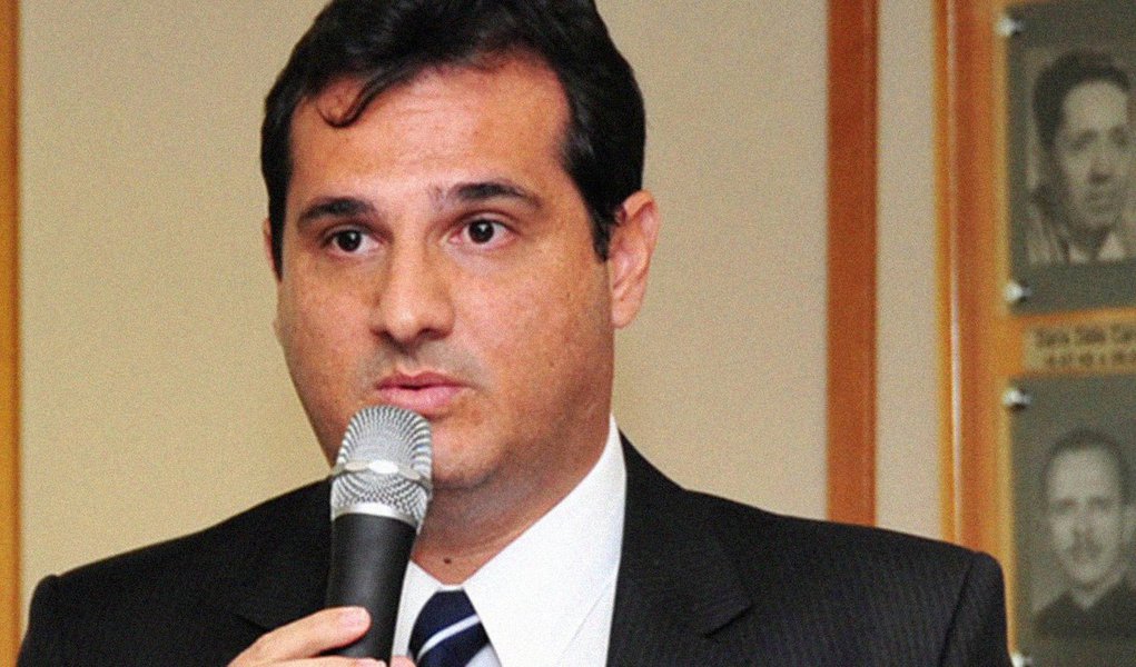 Corregedor do Conselho Nacional do Ministério Público (CNMP), Alessandro Tramujas Assad, abriu um procedimento disciplinar para analisar a conduta da promotora do Distrito Federal Márcia Milhomens Corrêa, que foi a responsável pela elaboração de um pedido de quebra de sigilos telefônicos na região da Praça dos Três Poderes, a pretexto de investigar o suposto uso de um celular no presídio da Papuda por José Dirceu; pedido de quebra de sigilo englobou aparelhos usados no Palácio do Planalto, Congresso e Supremo Tribunal Federal (Foto: Valter Lima) Corregedor do Conselho Nacional do Ministério Público (CNMP), Alessandro Tramujas Assad, abriu um procedimento disciplinar para analisar a conduta da promotora do Distrito Federal Márcia Milhomens Corrêa, que foi a responsável pela elaboração de um pedido de quebra de sigilos telefônicos na região da Praça dos Três Poderes, a pretexto de investigar o suposto uso de um celular no presídio da Papuda por José Dirceu; pedido de quebra de sigilo englobou aparelhos usados no Palácio do Planalto, Congresso e Supremo Tribunal Federal