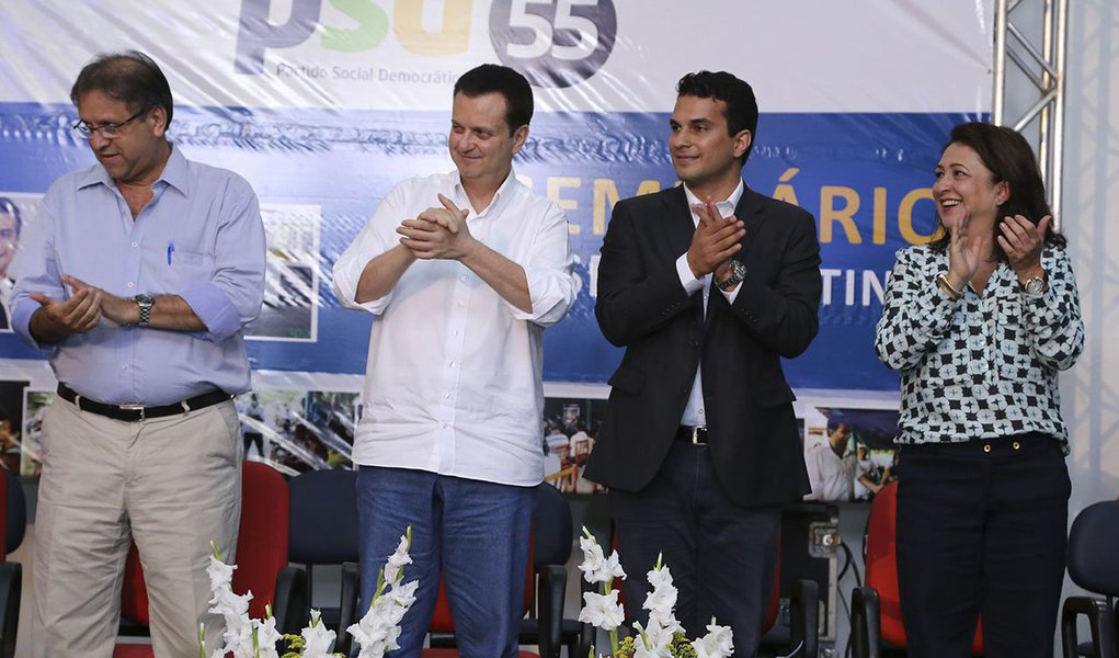 Em evento do PSD, a senadora Kátia Abreu (PMDB) revelou que o ex-governador Siqueira Campos (PSDB) teria prometido, em 2010, apoiá-la como candidata a governadora nas eleições deste ano, em troca da Kátia apoiar a campanha de Siqueira; “Kassab me disse que ele iria pedir meu apoio, me prometendo que me apoiaria ao governo em 2014 e me aconselhou: não aceite essa proposta e diga que se for um bom governo, você é quem vai apoiá-lo, se for uma má gestão, você é quem não vai querer apoio dele”, afirmou Kátia (Foto: Aquiles Lins) Em evento do PSD, a senadora Kátia Abreu (PMDB) revelou que o ex-governador Siqueira Campos (PSDB) teria prometido, em 2010, apoiá-la como candidata a governadora nas eleições deste ano, em troca da Kátia apoiar a campanha de Siqueira; “Kassab me disse que ele iria pedir meu apoio, me prometendo que me apoiaria ao governo em 2014 e me aconselhou: não aceite essa proposta e diga que se for um bom governo, você é quem vai apoiá-lo, se for uma má gestão, você é quem não vai querer apoio dele”, afirmou Kátia