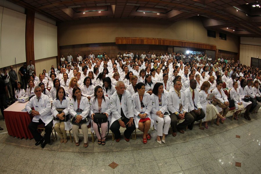 Pernambuco receberá mais 22 profissionais do Programa Mais Médicos, do Governo Federal, e passará a ter 100% de sua demanda atendida pelo programa, o correspondente a 569 médicos, beneficiando mais de 1,9 milhões de pessoas no Estado; em nível nacional, são mais de 3,5 mil médicos que iniciam suas atividades nesta semana, o que garante o cumprimento da meta estabelecida pelo Governo Federal de levar 13.235 profissionais para atuarem nas regiões do País mais vulneráveis socialmente, sobretudo as do interior; cerca de 49 milhões de pessoas serão beneficiadas. (Foto: Paulo Emílio) Pernambuco receberá mais 22 profissionais do Programa Mais Médicos, do Governo Federal, e passará a ter 100% de sua demanda atendida pelo programa, o correspondente a 569 médicos, beneficiando mais de 1,9 milhões de pessoas no Estado; em nível nacional, são mais de 3,5 mil médicos que iniciam suas atividades nesta semana, o que garante o cumprimento da meta estabelecida pelo Governo Federal de levar 13.235 profissionais para atuarem nas regiões do País mais vulneráveis socialmente, sobretudo as do interior; cerca de 49 milhões de pessoas serão beneficiadas.